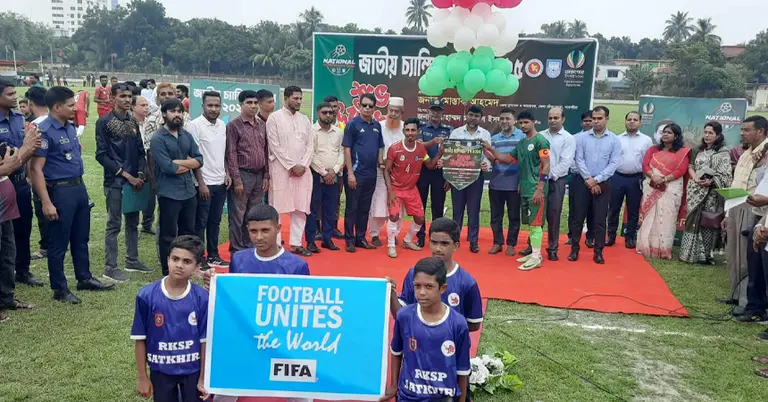 সাতক্ষীরায় ফুটবল টুর্নামেন্টের উদ্বোধন